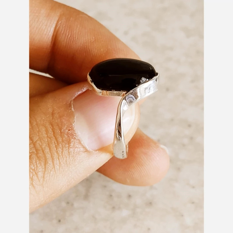 انگشتر نقره زنانه عقیق مشکی طرح پیچک